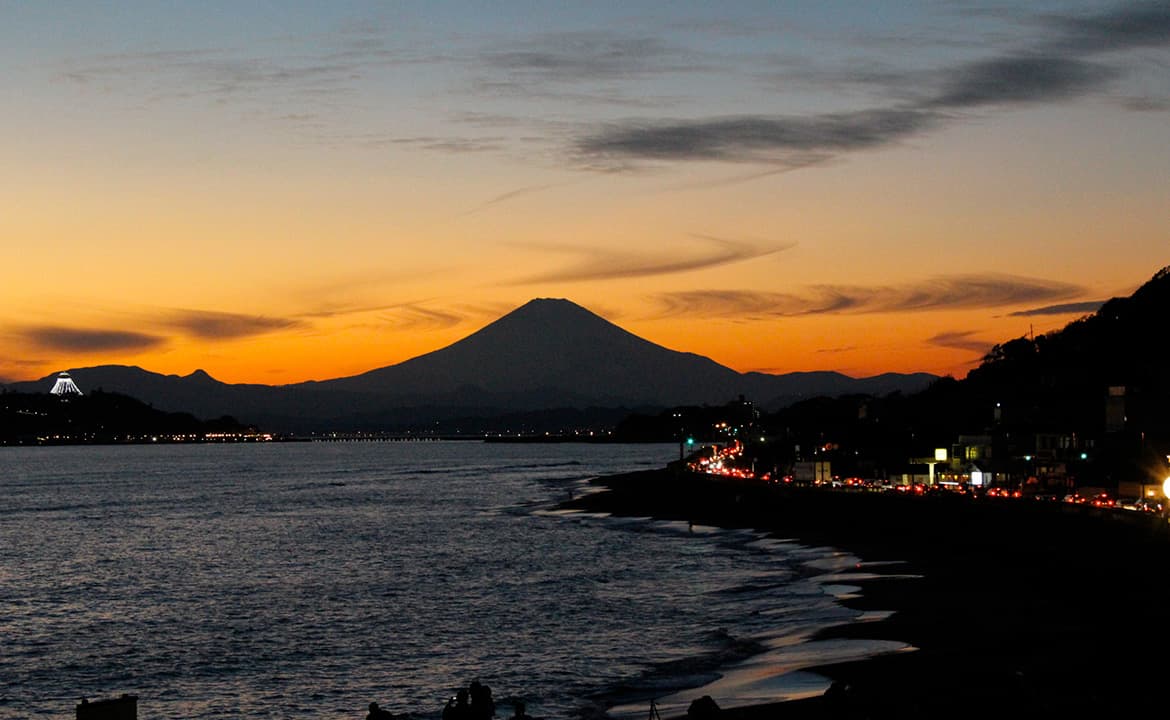 夕暮れの海と富士山