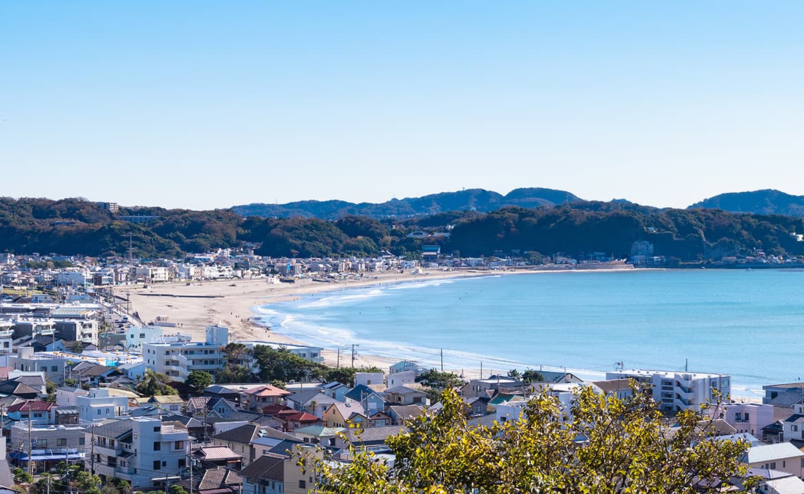 高台から望む鎌倉の街と海